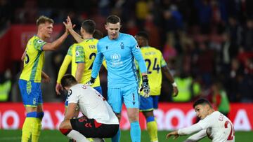 SOUTHAMPTON, ENGLAND - JANUARY 04: Dean Henderson of Nottingham Forest celebrates after the team's victory during the Premier League match between Southampton FC and Nottingham Forest at Friends Provident St. Mary's Stadium on January 04, 2023 in Southampton, England. (Photo by Bryn Lennon/Getty Images)