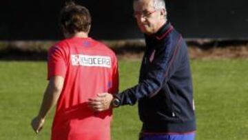 <b>SERIEDAD. </b>Manzano, con gesto serio, da en la espalda a Diego. El Atleti juega el miércoles en Glasgow.