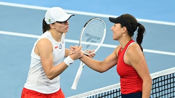 Tennis - United Cup - Sydney Olympic Park, Sydney, Australia - January 6, 2023  Jessica Pegula of the U.S. shakes hands with Poland's Iga Swiatek after the match REUTERS/Jaimi Joy