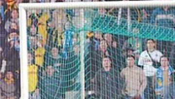 <b>ESTIRADAS DISTINTAS</B>. En la fotografía, César apoya su rodilla en el suelo. Casillas se estira completamente.