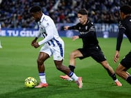 Arribas sigue a Duk en el choque de la primera vuelta.