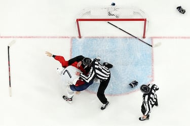 Los árbitros actuaron con decisión para detener la pelea y ambos jugadores fueron expulsados del partido. El encuentro terminó con un contundente 10-2 para Canadá, que dominaba con claridad cuando ocurrió el incidente.