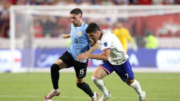 KANSAS CITY, MISSOURI - JULY 01: Federico Valverde of Uruguay challenges for the ball with Gio Reyna of United States during the CONMEBOL Copa America 2024 Group C match between United States and Uruguay at GEHA Field at Arrowhead Stadium on July 01, 2024 in Kansas City, Missouri.   Jamie Squire/Getty Images/AFP (Photo by JAMIE SQUIRE / GETTY IMAGES NORTH AMERICA / Getty Images via AFP)