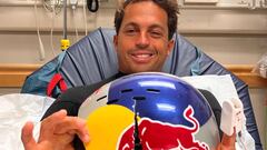Kai Lenny, en el hospital, con su casco de surf roto, en enero del 2024.