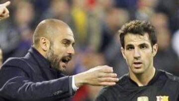 Cesc y Guardiola dialogan en la banda del duelo de La Romareda, donde el jugador vio la quinta amarilla.