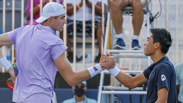 Isner saluda a Nakashima tras la final.