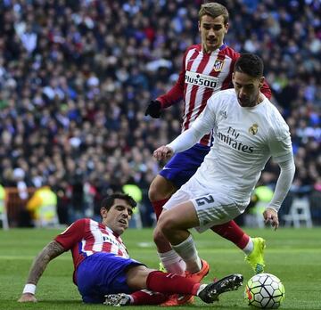 Augusto recupera el balón con la ayuda de Griezmann ante el Madrid.