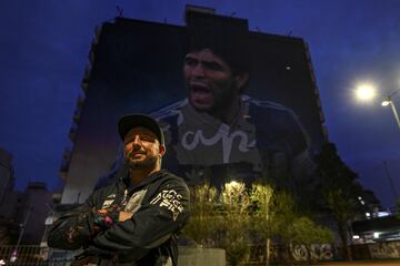 El artista argentino Martín Ron está terminando un gran mural que se ha expuesto en la capital argentina con motivo de lo que sería el 62 cumpleaños de la leyenda el 30 de octubre. 