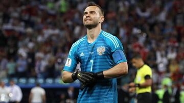 Debutó con el CSKA y probablemente terminará su carrera en dicho club. El arquero de la Selección Rusa suma más de 500 encuentros con el equipo de sus amores.