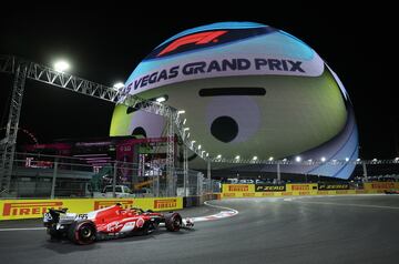 Carlos Sainz en la pista frente a The Sphere, que en la imagen tiene un dibujo de un casco de piloto de F1, durante la clasificación antes del Gran Premio de F1 de Las Vegas en el Circuito del Strip de Las Vegas.