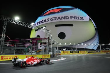 Carlos Sainz en la pista frente a The Sphere, que en la imagen tiene un dibujo de un casco de piloto de F1, durante la clasificación antes del Gran Premio de F1 de Las Vegas en el Circuito del Strip de Las Vegas.