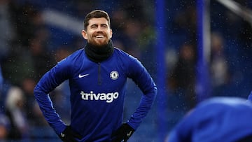 Jorginho, jugador del Chelsea, calienta antes de un partido.