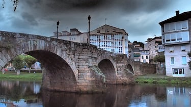 Aunque no es un pueblo, sino una ciudad, su popularidad y belleza han hecho que pertenezca a este listado de Civitatis. Este lugar pertenece al llamado Camino de Invierno, una ruta utilizada por los peregrinos para evitar las cumbres nevadas del Camino francés.