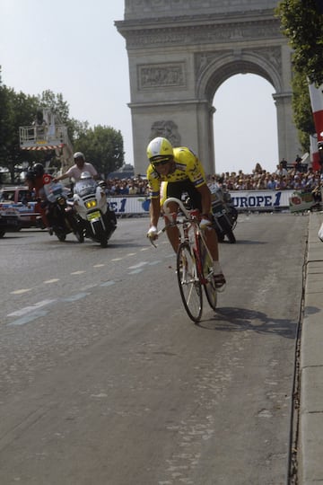 La contrarreloj que decidió el Tour de Francia de 1989 mostró el carácter indomable y competitivo de Greg LeMond. Laurent Fignon partía con 50 segundos de ventaja sobre el estadounidense, pero a lo largo de los 24,5 kilómetros de la crono entre Versalles y París, LeMond le dio la vuelta a la tortilla.  ¿Resultado? LeMond subió a lo más alto del podio en los Campos Elíseos por solo ocho segundos, la diferencia más exigua en la historia del Tour. No podía ser de otro modo tras pulverizar el crono a una velocidad media de 54,5 km/h.