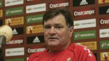 Camacho empieza hoy a preparar el partido ante el Barça