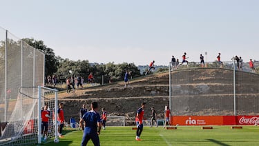Con un 30% de desnivel y unos 50 metros de distancia, el 'Profe Ortega' hace que los jugadores suban y bajen para ponerse a punto. Más de una vez, se ha visto a los deportistas mareados o sin poder continuar por culpa de esa pendiente.


