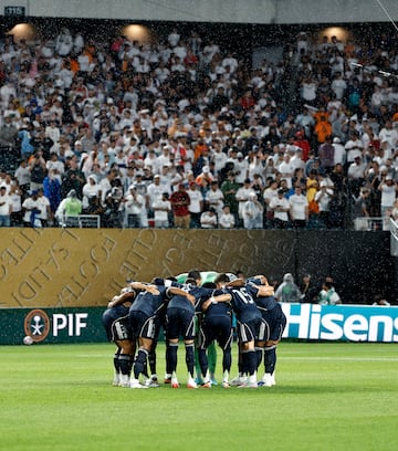 Pi?a del once titular del Real Madrid antes del encuentro frente al Red Bull Salzburgo.