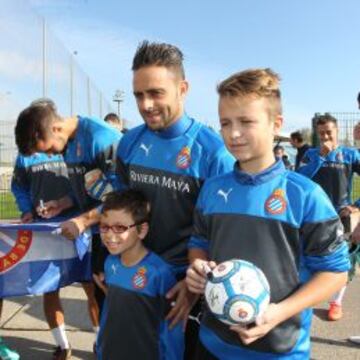 ÍDOLO. Sergio García, ayer, posando junto al pequeño Gerard Vázquez en el Día Internacional del Niño.