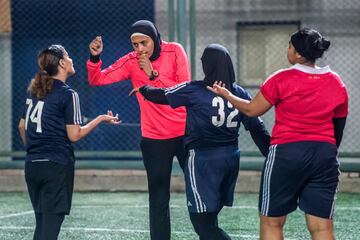 En abril, el comité de árbitros de la Asociación de Fútbol de Egipto permitió a Atalla y su colega Pousy Said oficiar un partido en las ligas de segunda y tercera división. El progreso allana el camino para permitir que las mujeres participen en la primera liga masculina. Pero a medida que las árbitras están luchando para ganar más terreno, algunas jugadoras se oponen a su presencia e incluso envían objeciones a la Federación. En la foto, Hanan Hassan.