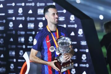Busquets, el capitán, recoge el trofeo de la Supercopa de España.