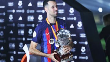 Sergio Busquets, con la Supercopa del pasado mes de enero.