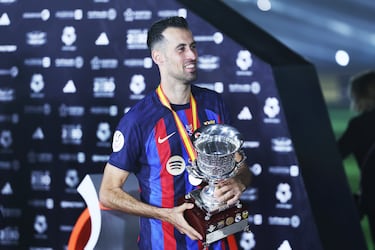 Busquets, el capitán, recoge el trofeo de la Supercopa de España.