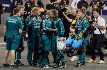 Sebastian Vettel se despide de sus compañeros de equipo después de su última carrera de Fórmula Uno.