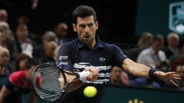 Novak Djokovic ejecuta una derecha en el Masters de Par&iacute;s.