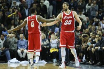 Marc Gasol celebra una canasta con Mario Chalmers.