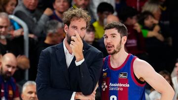 El entrenador del Barcelona, Roger Grimau da instrucciones al jugador Darío Brizuela durante el partido de la Liga Endesa ante el Covirán Granada que se disputa este domingo en el Palau Blaugrana.