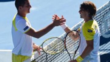 Nico Almagro felicita a David Ferrer tras perder con el alicantino en un maratoniano partido a cinco sets en los cuartos de final del Abierto de Australia.