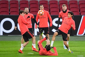 Álvaro Odriozola, Dani Carvajal, Lucas Vázquez, Toni Kroos, Jesús Vallejo y Nacho Fernández en el césped.