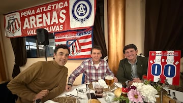 El concejal de deportes de Arenas de San Pedro, Francisco Tarancón; el presiente de la peña atlética Arenas Valdeolivas, Pedro Delicado; y Juan Carlos Sánchez Meson, alcalde de Arenas de San Pedro en el 9 aniversario de esta agrupación.