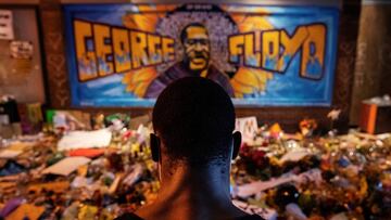 A man recites spoken word poetry at a makeshift memorial honoring George Floyd, at the spot where he was taken into custody, in Minneapolis, Minnesota, U.S., June 1, 2020. Picture taken June 1, 2020.  REUTERS/Lucas Jackson     TPX IMAGES OF THE DAY