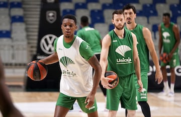 Carter, Kalinoski y Kravish, en pleno entrenamiento,.