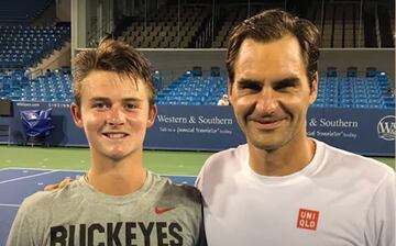 JJ Wolf, con Roger Federer, en Cincinnati.