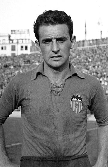 Bernardino Pérez Elizarán, "Pasieguito", jugó ene l Valencia desde 1945 hasta 1959. Entre ese tiempo tuvo dos cesiones en el Gimnástica de Burgos. Con el club valencianista ganó dos Ligas y dos Copas del Generalísimo.