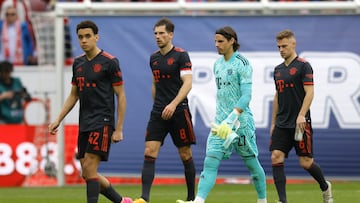 Mainz (Germany), 22/04/2023.- Players of Munich leave the pitch after losing the German Bundesliga soccer match between 1. FSV Mainz 05 and FC Bayern Munich in Mainz, Germany, 22 April 2023.