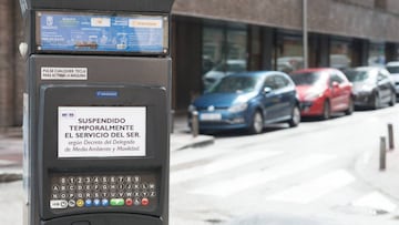 Cartel en un parqu&iacute;metro el que se indica la suspensi&oacute;n temporal del servicio SER.