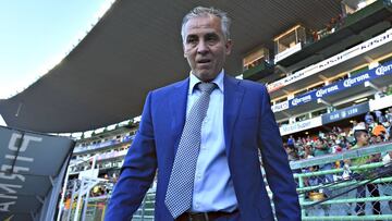 Sergio Bueno defiende tener dos arqueros extranjeros y a Moisés