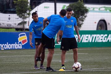 El equipo argentino hizo un trabajo regenerativo en la cancha principal de la Federación Colombia de Fútbol. Villa y Fabra, los dos colombianos presentes. 