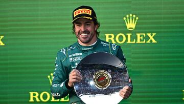 Melbourne (Australia), 02/04/2023.- Fernando Alonso (ESP) of Aston Martin F1 Team celebrates his third place on the podium following the 2023 Formula One Grand Prix of Australia at the Albert Park Circuit in Melbourne, Australia, 02 April 2023. (Fórmula Uno) EFE/EPA/JOEL CARRETT AUSTRALIA AND NEW ZEALAND OUT
