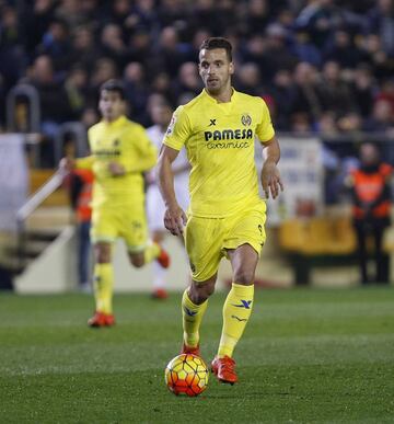 Milit¨® en el Real Madrid en dos etapas diferentes: desde 2004 hasta 2006 y la temporada 2007-08. Jug¨® con el Villarreal dos temporadas desde 2015 hasta 2017.