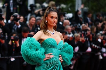 Alessandra Ambrosio posa en la alfombra roja durante el desfile inaugural del primer día de la 78ª edición del festival de cine de Cannes.