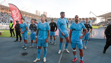 Futbol, Deportes Iquique vs Universidad de Chile.
Fecha 30, Liga de Primera 2025.
Los jugadores de Deportes Iquique se lamentan tras perder el partido de primera division ante Universidad de Chile disputado en el estadio Tierra de Campeones de Iquique, Chile.
06/12/2025
Johan Berna/Photosport
Soccer, Deportes Iquique vs Universidad de Chile.
Date 30, Liga de Primera 2025.
Deportes Iquique players lament after losing the first division match against Universidad de Chile at the Tierra de Campeones stadium in Iquique, Chile.
06/12/2025
Johan Berna/Photosport