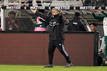 Gerardo Martino le da indicaciones a sus jugadores durante un partido de la Selección Mexicana.