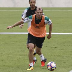 El Betis le busca salidas a Zozulya y piensa en Bakkali