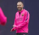 Iniesta se entrena sin el alta médica y Douglas al margen
