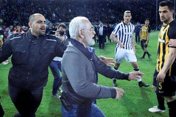 Ivan Savvidis, dueño del PAOK de Salónica, bajó al césped con un arma tras anular el árbitro un gol a su equipo en el tramo final del partido.