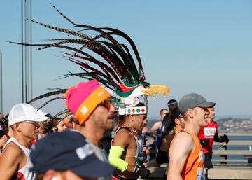 Un gran grupo de participantes cruzan el Verrazano Narrow Bridge durante el Maratón de Nueva York.